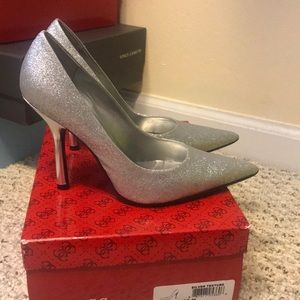 Guess pumps